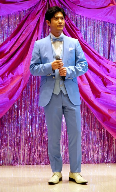 Takeo Ōtsuka and Rie Takahashi appear in outfits inspired by Aqua and Ai respectively, at the KIYOKO HATA × Oshi no Ko dress collection press conference in Tokyo. Takahashi stuns in a pink frilly dress with a large ribbon, while Ōtsuka wears an elegant aqua-blue tuxedo.